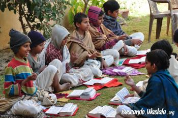 Recursos y materiales didácticos sobre educación en valores: Foto de niños estudiando sanscrito